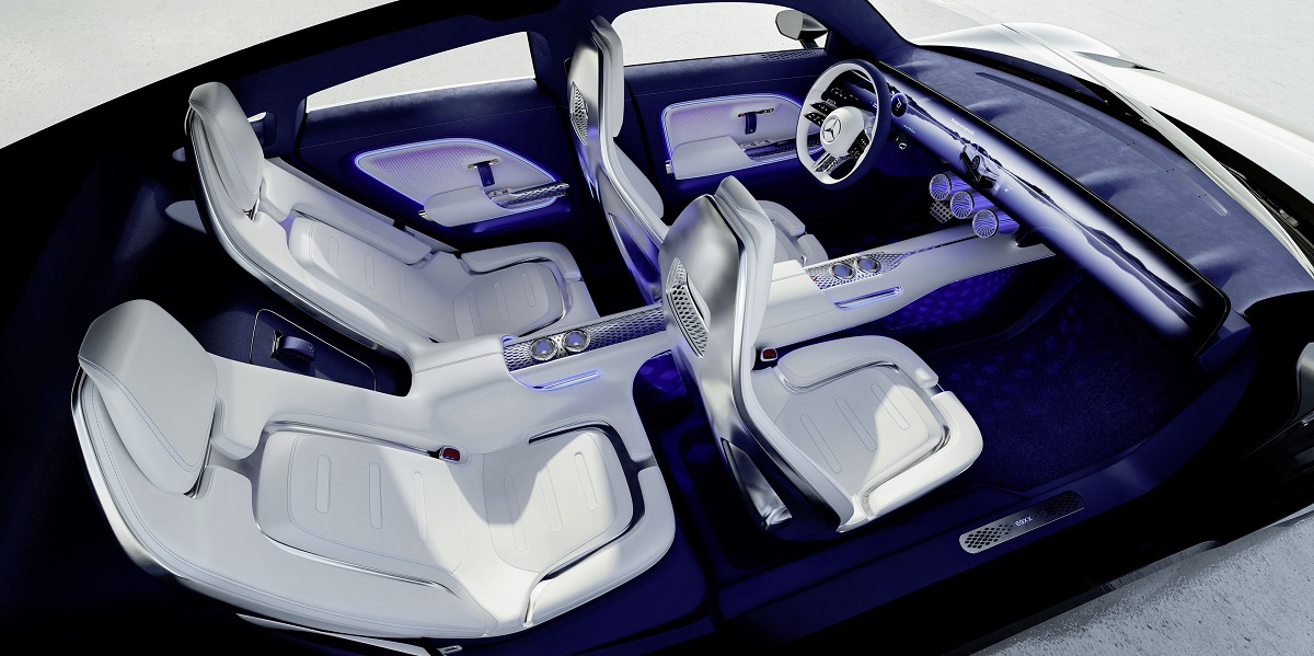 Interiorul pentru mașina Mercedes-Benz EQXX, cu scaune albe, pe fundal alb