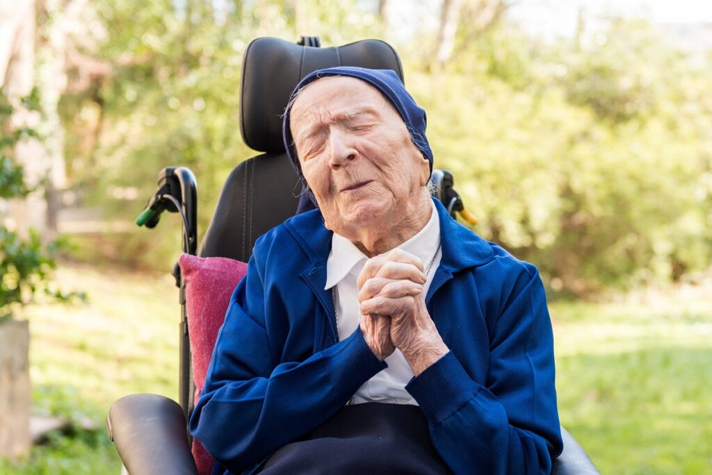 Sora André, Lucile Randon, cea mai bătrână persoană din lume, în scaunul cu rotile, în grădină