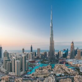 Imagine cu Burj Khalifa, clădirea care e atât de înaltă încât timpul e perceput diferit