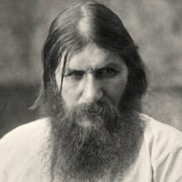 Rasputin, imagine alb-negru, când poartă o cămașă albă. Mulți s-au întrebat cum ar fi murit Rasputin de fapt