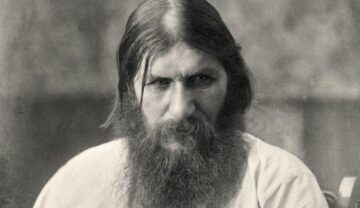 Rasputin, imagine alb-negru, când poartă o cămașă albă. Mulți s-au întrebat cum ar fi murit Rasputin de fapt