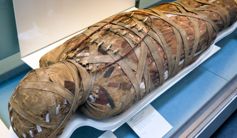 Mumie cu sfori, pe o masă albă. Experții au aflat de ce le dădeau incașii substanțe halucinogene copiilor sacrificați