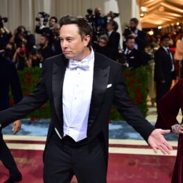 Elon Musk a atras toate privirile pe covorul roșu MET Gala 2022, alături de mama sa Maye Musk