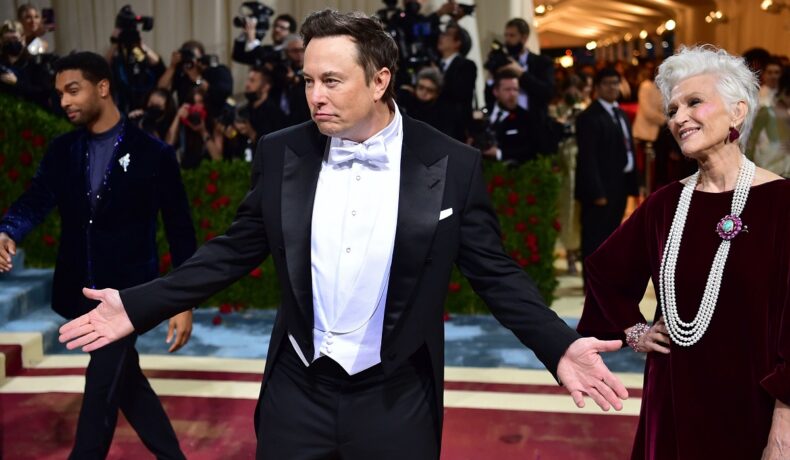 Elon Musk a atras toate privirile pe covorul roșu MET Gala 2022, alături de mama sa Maye Musk
