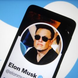 Profilul lui Elon Musk de pe Twitter, cu logo-ul platformei pe fundal. Elon Musk susține că unii utilizatori Twitter trebuie să plăteacă pentru acces pe platformă