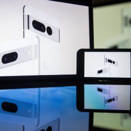 Evenimentul Google I/O 2022, 11 mai 2022, cu imagini cu Pixel 7 și Pixel 7 Pro, de culoare albă, pe 2 ecrane și un telefon