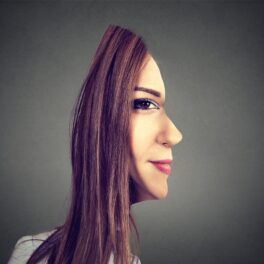 Iluzie optică cu o femeie, pe fundal gri, similară cu iluziile optice care au devenit virale pe Internet