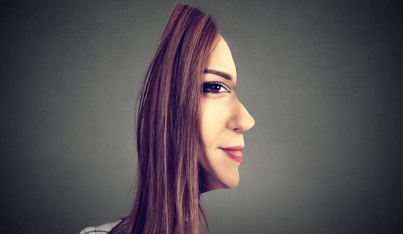 Iluzie optică cu o femeie, pe fundal gri, similară cu iluziile optice care au devenit virale pe Internet