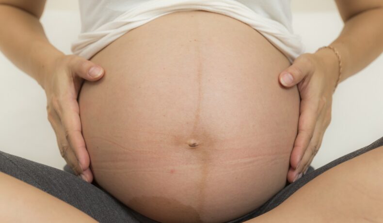Femeie însărcinată, cu burta mare, ca acea naștere care are loc o dată la 480 de ani
