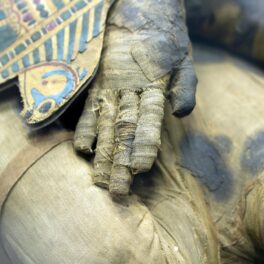 Mumie din Egipt, expusă în Muzeul Louvre. O mumie legată cu sfori a fost descoperită recent în Peru