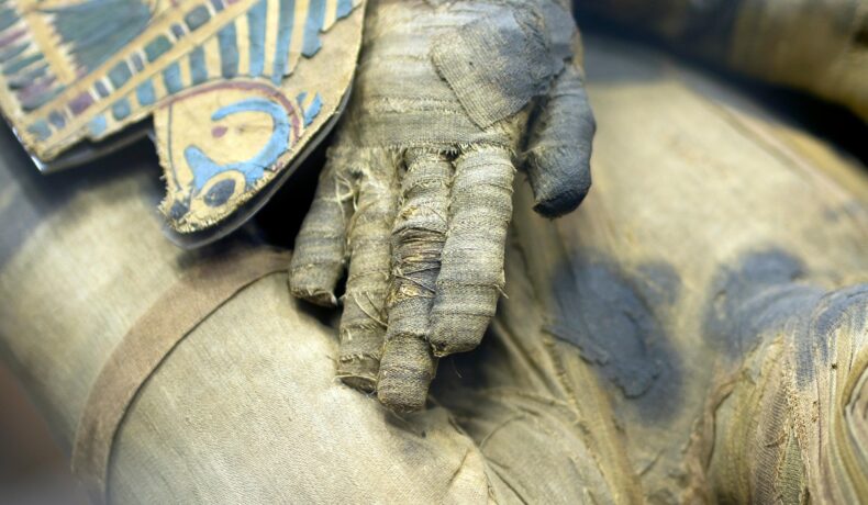Mumie din Egipt, expusă în Muzeul Louvre. O mumie legată cu sfori a fost descoperită recent în Peru