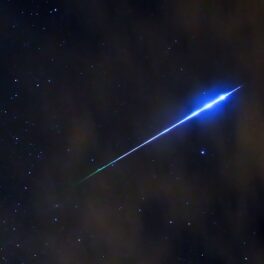 Un meteorit din ploaia Perseidelor, din 2013, pe fundal negru. Ploaia de meteoriți din mai 2022 va atinge punctul culminant pe 5 mai