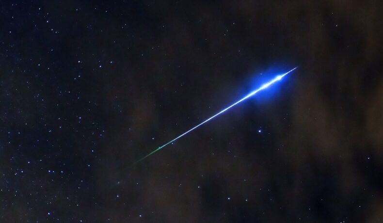 Un meteorit din ploaia Perseidelor, din 2013, pe fundal negru. Ploaia de meteoriți din mai 2022 va atinge punctul culminant pe 5 mai