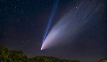 Cometă strălucitoare, surprinsă în 2020, cu o coasă albă cu albastru, pe cerul de noapte. Un meteorit de 10 ori mai luminos decât Luna a fost observat recent