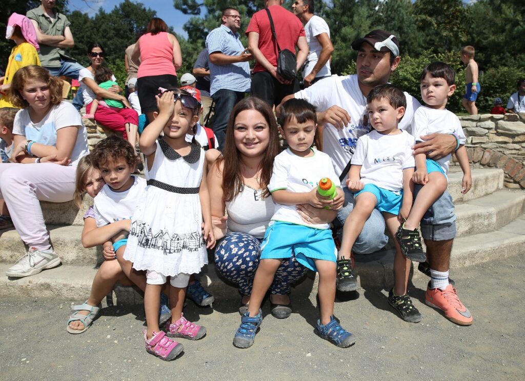 Alexandra Kinova, partenerul său și cei 5 copii, în parc