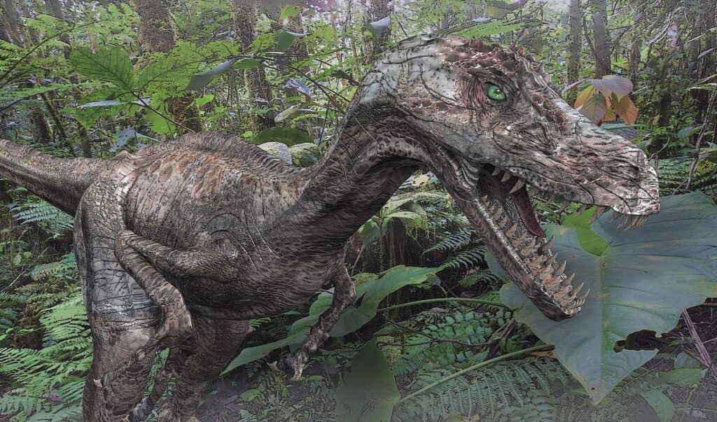Statuia unui dinozaur Deinonychus antirrhopus, pe fundal cu verdeață