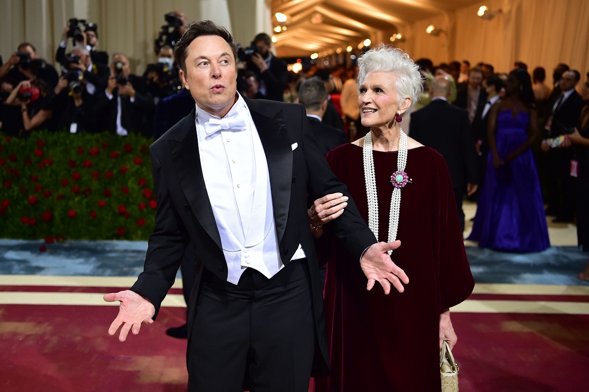 Elon Musk și Maye Musk, la MET Gala 2022, pe covorul roșu