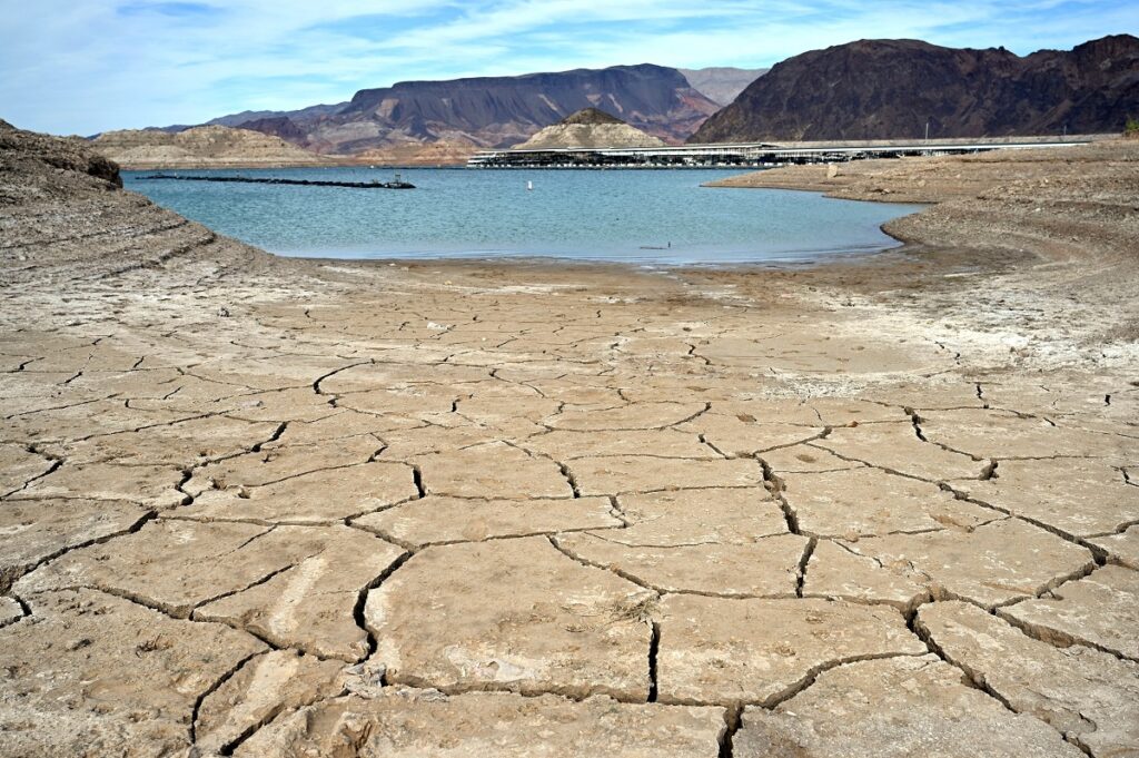 Lacul Mead, aproape secat, cu pământul crăpat, 2022