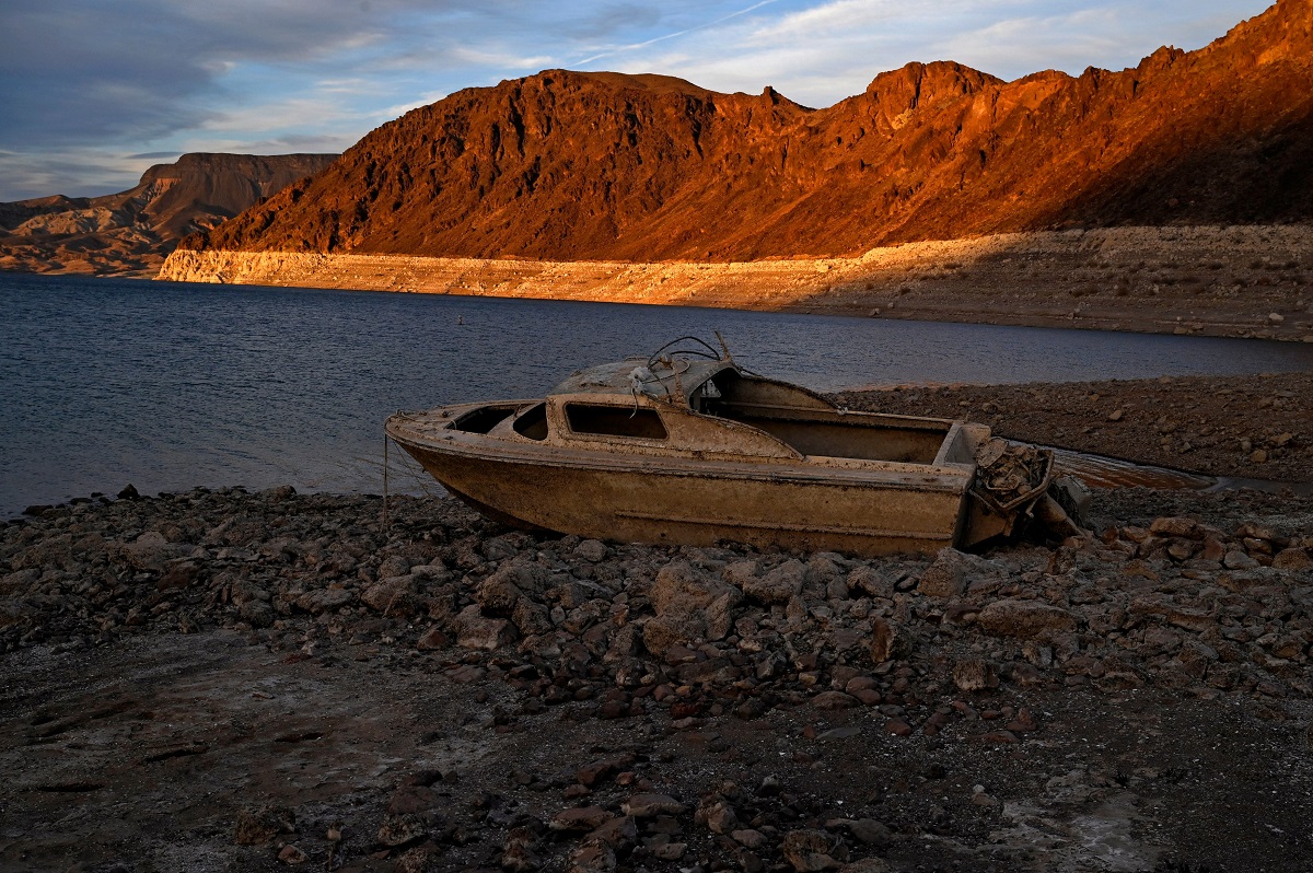 O barcă scufundată care a ieșit la iveală din Lacul Mead, din cauza secetei