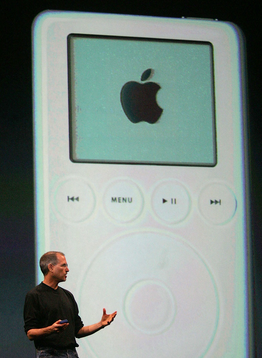 Steve Jobs, pe scenă la eveniment Apple, cu o imagine iPod pe fundal