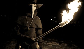 Doctor din Evul Mediu, cu mască și costum negru, cu foc în mână. Experții au dezvăluit recent adevărul despre Moartea Neagră