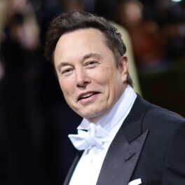Elon Musk, pe covorul roșu la MET Gala 2022, îmbrăcat într-un costum negru, cu o cămașă albă. Cel mai bogat personaj fictiv are o avere mai mare decât a lui Musk