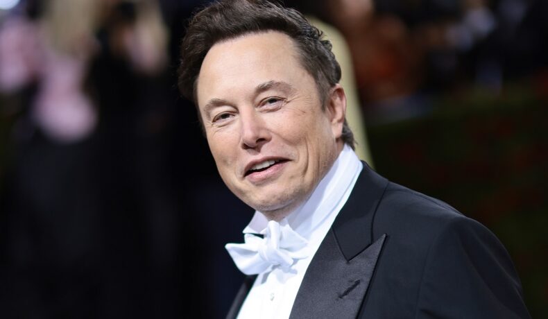 Elon Musk, pe covorul roșu la MET Gala 2022, îmbrăcat într-un costum negru, cu o cămașă albă. Cel mai bogat personaj fictiv are o avere mai mare decât a lui Musk