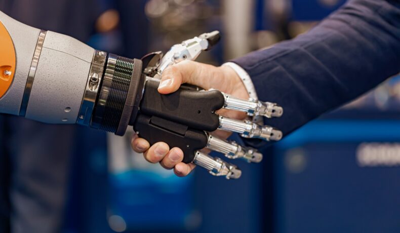 Om care dă mâna cu un robot. Experții au vorbit despre cele 4 abilități care nu vor fi înlocuite cu inteligența artificială