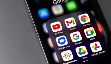 Telefon negru, pe fundal gri, cu numeroase aplicații Google, precum Google Talk, care va fi retras după 16 ani