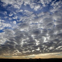 Cer cu nori surprins în Palma de Mallorca, Spania. Recent, experții au descoperit milioane de tone de chimicale extrem de reactive în atmosferă