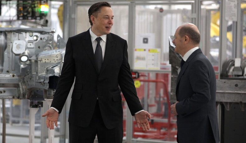 Elon Musk, Olaf Scholz, în cadrul fabricii Tesla din Germania, martie 2022. Musk susține că noile fabrici Tesla pierd miliarde de dolari