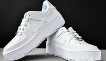O pereche de pantofi sport Nike Air Force 1, pe alb. Din aceeași serie fac parte și pantofii sport care s-au vândut cu 150.000 de dolari