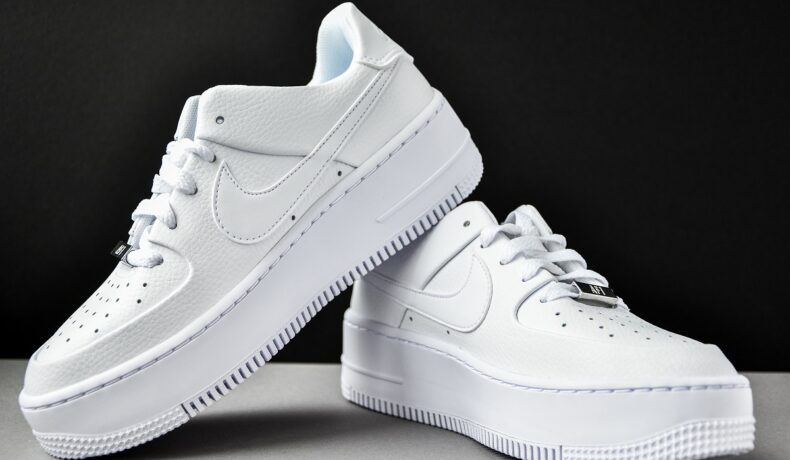 O pereche de pantofi sport Nike Air Force 1, pe alb. Din aceeași serie fac parte și pantofii sport care s-au vândut cu 150.000 de dolari