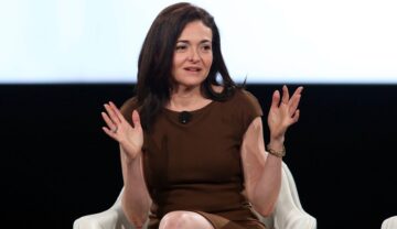 Sheryl Sandberg, îmbrăcată în maro, în cadrul conferinței Makers, 2017. Recent, Sheryl Sandberg a anunțat că părăsește Meta (Facebook