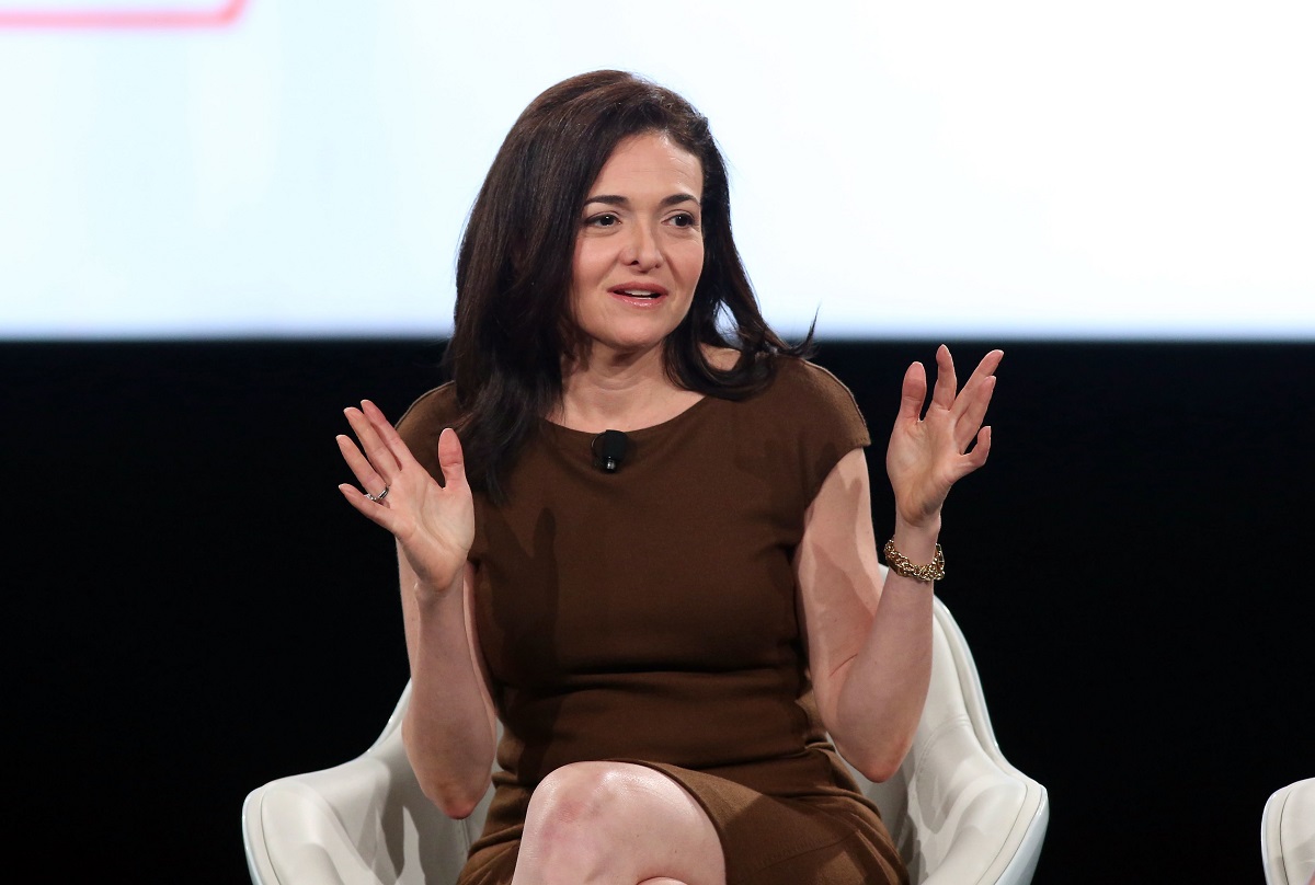 Sheryl Sandberg, îmbrăcată în maro, în cadrul conferinței Makers, 2017. Recent, Sheryl Sandberg a anunțat că părăsește Meta (Facebook