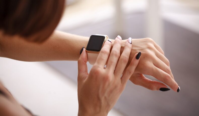 Femei care poartă un dispozitiv Apple Watch, la fel ca cel care a salvat viața utilizatoarei sale