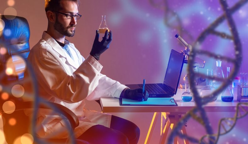 Cercetător la birou, care studiază ADN, cu o eprubetă în mână. Potrivit unui studiu recent, unul din 500 de bărbați are un cromozom în plus