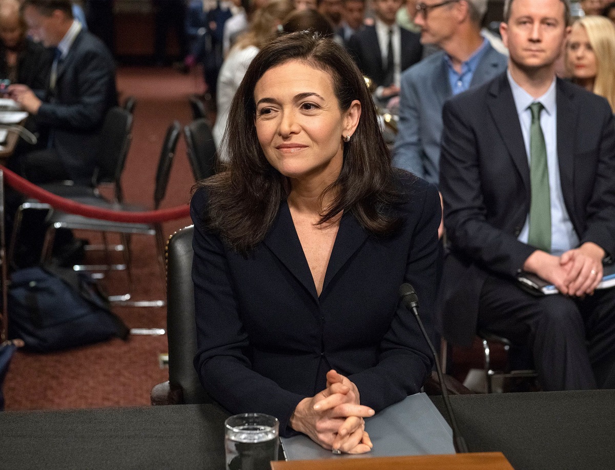 Sheryl Sandberg a fost chemată în fața Senatului SUA, 2018. Îmbrăcată în costum negru, la un birou