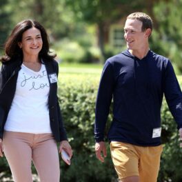 Sheryl Sandberg și Mark Zuckerberg, mergând împreună pe stradă