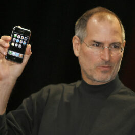Steve Jobs, pentru care Apple introduce un tribut, cu primul iPhone ăn mână, pe scenă în 2007