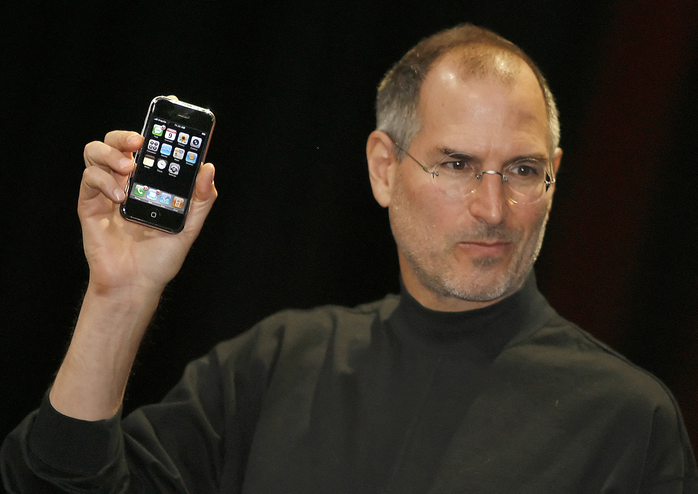 Steve Jobs, pentru care Apple introduce un tribut, cu primul iPhone ăn mână, pe scenă în 2007