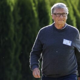 Bill Gates, Allen & Company Sun Valley Conference, iulie 2022, îmbrăcat într-o bluză gri, verdeață pe fundal. Bill Gates susține că nu vrea să mai fie unul dintre cei mai bogați oameni din lume