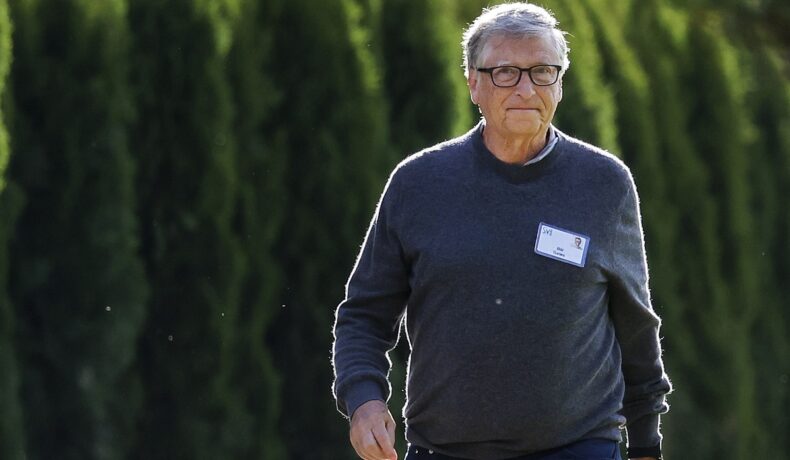 Bill Gates, Allen & Company Sun Valley Conference, iulie 2022, îmbrăcat într-o bluză gri, verdeață pe fundal. Bill Gates susține că nu vrea să mai fie unul dintre cei mai bogați oameni din lume