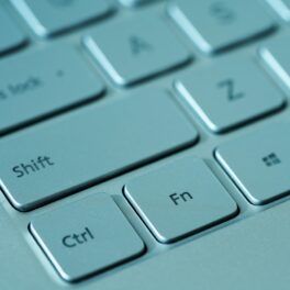 Imagine cu o tastatură gri, cu CTRL și Shift în prim plan. Experții au dezvăluit ce se întâmplă dacă apeși combinația Ctrl+Shift+T
