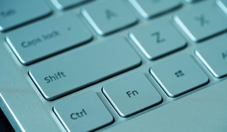 Imagine cu o tastatură gri, cu CTRL și Shift în prim plan. Experții au dezvăluit ce se întâmplă dacă apeși combinația Ctrl+Shift+T