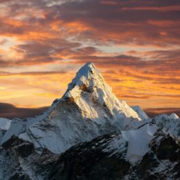 Muntele Everest, pe care se află cel mai înalt ghețar din lume, pe fundal de apus
