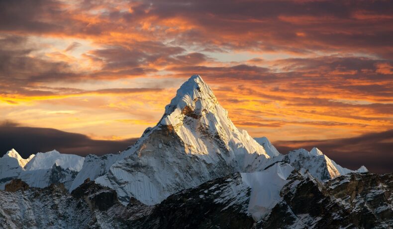 Muntele Everest, pe care se află cel mai înalt ghețar din lume, pe fundal de apus