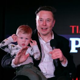 Elon Musk și fiul lui, X, pe scenă la evenimentul Time, decembrie 2021. Mulți s-au întrebat cine sunt mamele copiilor lui Elon Musk