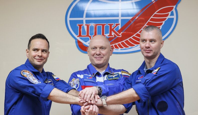 Oleg Artemyev, Denis Matveyev și Sergei Korsakov, cosmonauții ruși care au sărbătorit ocuparea regiunii Ucrainene Lugansk la începutul lunii 2022