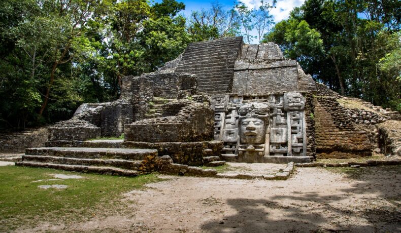 Templu mayaș din belize, în junglă. Experții au dezvăluit recent de ce s-a prăbușit civilizația mayașă